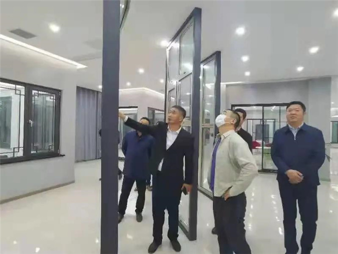 金皖地产董事长张岩锋携考察团在宿州绿色家居产业园胡书记等领导的陪同下莅临天东门窗参观考察